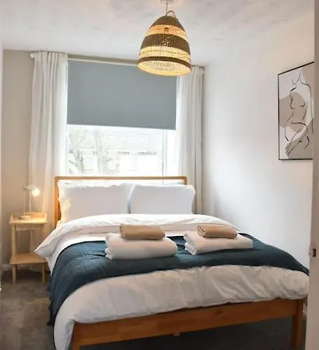 Large Comfortable Home - Newcastle