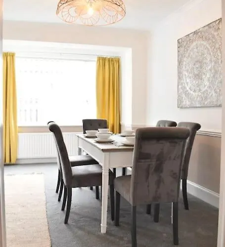 Large Comfortable Home - Newcastle