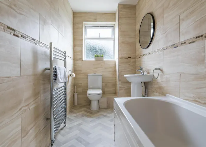 Howick House-Sleeps 5-Pet Friendly-Parking-Garden